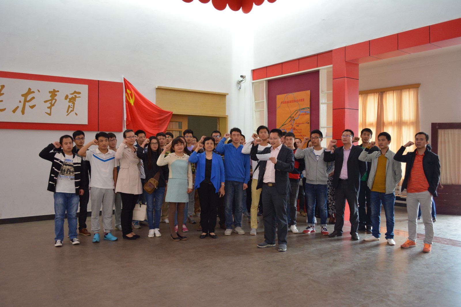 3 师生党员重温入党誓词.JPG